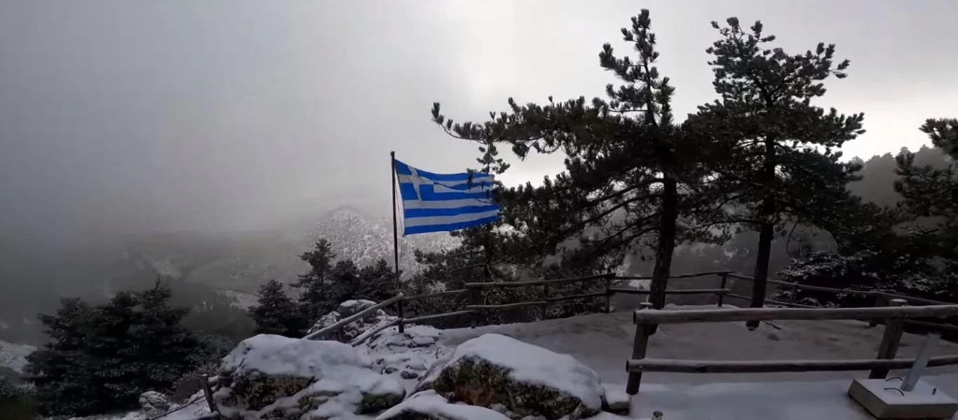 Επιτέλους... άσπρη μέρα: Χιονίζει στην Πάρνηθα (βίντεο)